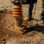 Maquinaria realizando tareas de consolidación de terrenos en obra civil.