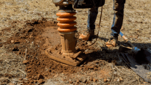 Maquinaria realizando tareas de consolidación de terrenos en obra civil.