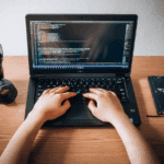 Profesional freelance trabajando en un proyecto para una pyme tras contratar un desarrollador web.