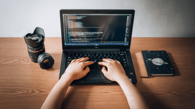 Profesional freelance trabajando en un proyecto para una pyme tras contratar un desarrollador web.