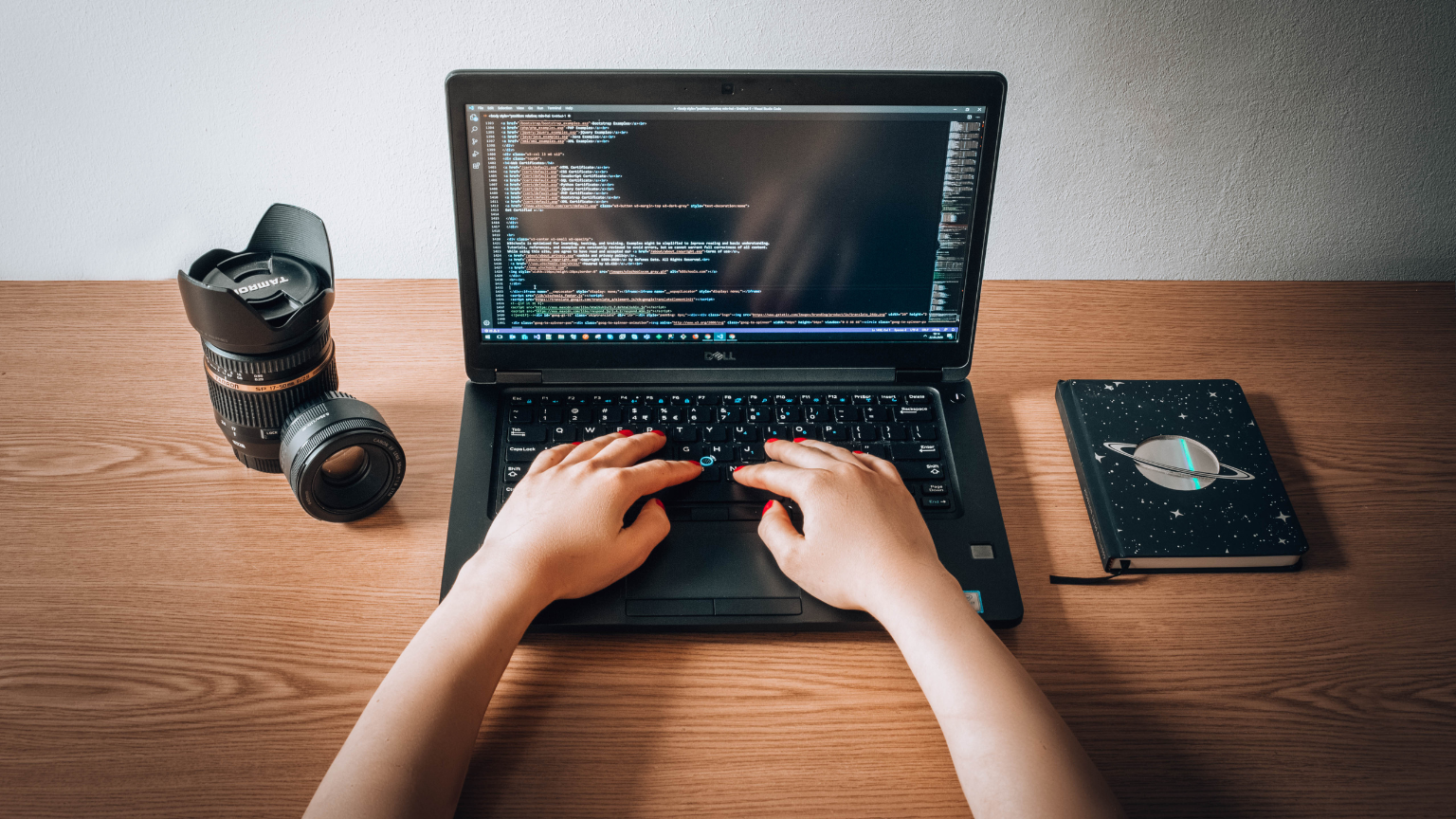 Profesional freelance trabajando en un proyecto para una pyme tras contratar un desarrollador web.