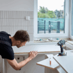 Interior de vivienda en proceso de obra gestionado por una empresa de reformas profesional.