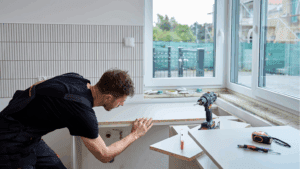 Interior de vivienda en proceso de obra gestionado por una empresa de reformas profesional.