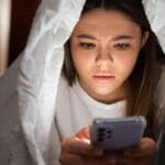 Adicción a las redes sociales en jóvenes y su impacto emocional.