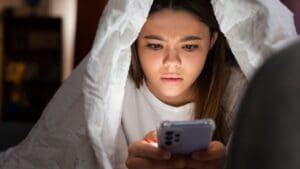 Adicción a las redes sociales en jóvenes y su impacto emocional.