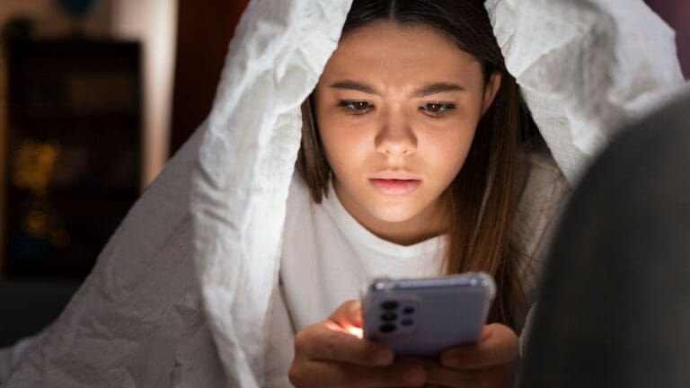 Adicción a las redes sociales en jóvenes y su impacto emocional.