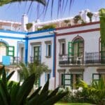 Vista de una pareja joven buscando alquiler en Las Palmas de Gran Canaria cerca de la playa