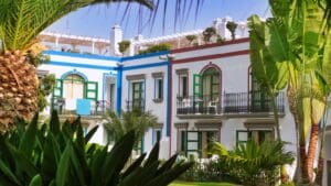 Vista de una pareja joven buscando alquiler en Las Palmas de Gran Canaria cerca de la playa