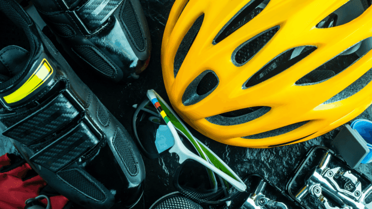 Ciclista de carretera con equipación completa ciclismo y accesorios en ruta