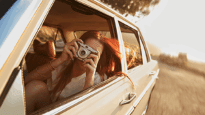 Fotografía social con enfoque humano mostrando la conexión entre personas.
