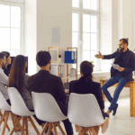 Ejecutivos participando en clases de inglés para ejecutivos en un entorno corporativo.