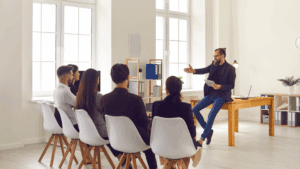 Ejecutivos participando en clases de inglés para ejecutivos en un entorno corporativo.