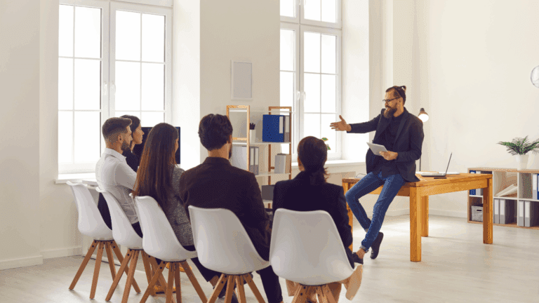 Ejecutivos participando en clases de inglés para ejecutivos en un entorno corporativo.