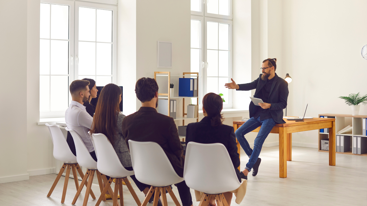 Ejecutivos participando en clases de inglés para ejecutivos en un entorno corporativo.