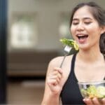 Mujer comiendo alimentos saludables guiados por dietista o nutricionista