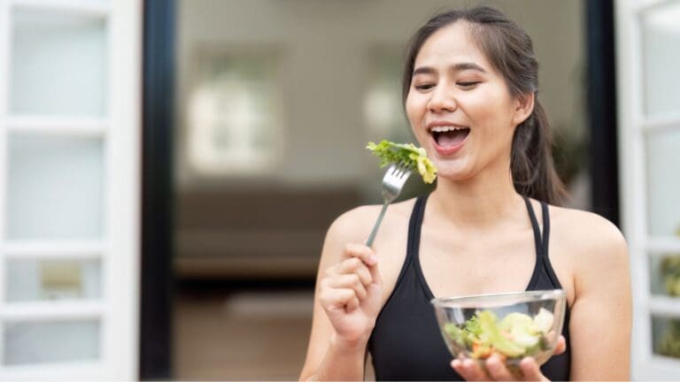 Mujer comiendo alimentos saludables guiados por dietista o nutricionista