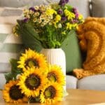 Arreglo de flores frescas decorando una sala moderna y aportando color, armonía y bienestar al hogar.