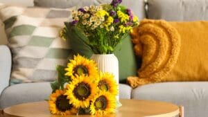Arreglo de flores frescas decorando una sala moderna y aportando color, armonía y bienestar al hogar.