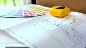 Plano de reforma de piso con materiales y herramientas para una reforma integral