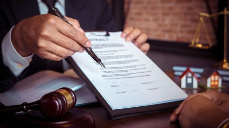 Abogado en Gran Canaria mostrando un documento para firmar, símbolo de confianza, profesionalidad y asesoría jurídica personalizada.
