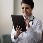 Profesional de la salud consultando ofertas laborales en una bolsa de empleo sanitario en España