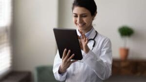 Profesional de la salud consultando ofertas laborales en una bolsa de empleo sanitario en España