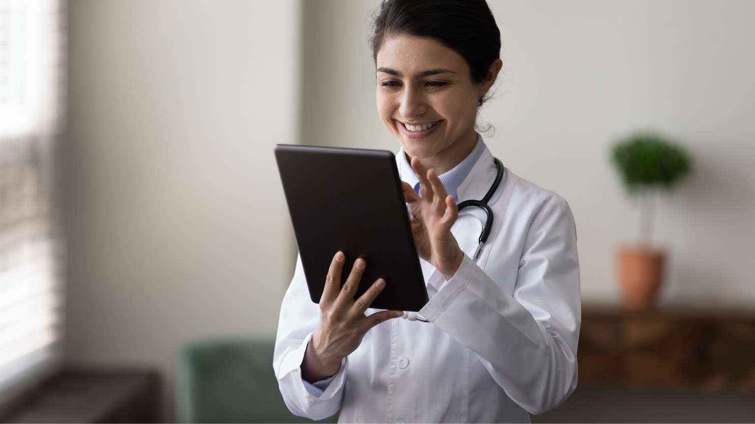 Profesional de la salud consultando ofertas laborales en una bolsa de empleo sanitario en España