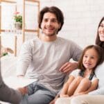 Familia en sesión de terapia dialogando con psicólogo, mostrando responsabilidad afectiva y comunicación emocional.