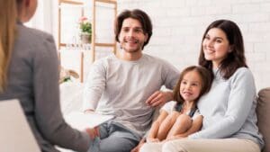 Familia en sesión de terapia dialogando con psicólogo, mostrando responsabilidad afectiva y comunicación emocional.
