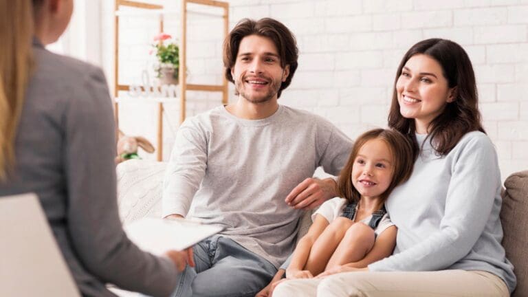 Familia en sesión de terapia dialogando con psicólogo, mostrando responsabilidad afectiva y comunicación emocional.