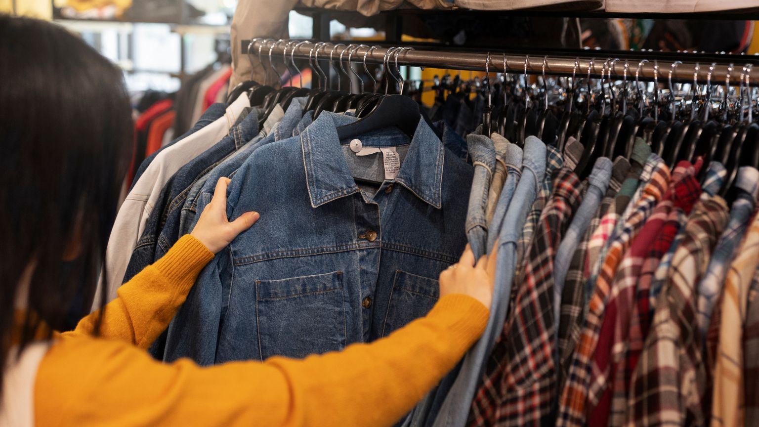 Tienda de ropa de mujer con prendas atemporales y estilo minimalista.