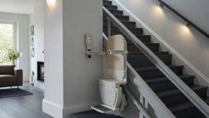 Ventajas clave de instalar una plataforma salvaescaleras en casa