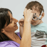 Niño con problemas de aprendizaje realizando ejercicios de visión infantil en clase.