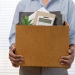 derecho laboral trabajador con caja tras despido colectivo en oficina