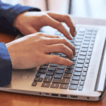 Empresario renovando su certificado digital persona jurídica desde el portátil.