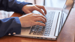 Empresario renovando su certificado digital persona jurídica desde el portátil.