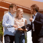 Pareja visitando inmuebles en Barcelona junto a un asesor inmobiliario profesional.