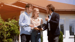 Pareja visitando inmuebles en Barcelona junto a un asesor inmobiliario profesional.