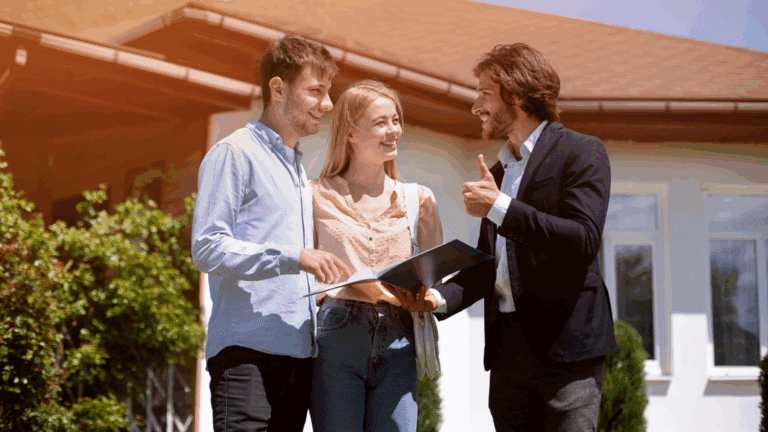 Pareja visitando inmuebles en Barcelona junto a un asesor inmobiliario profesional.