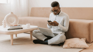 Persona relajada en casa con ambiente limpio y sin radiación electromagnética