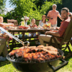 Personas cocinando al aire libre con barbacoa según tu estilo de cocinero