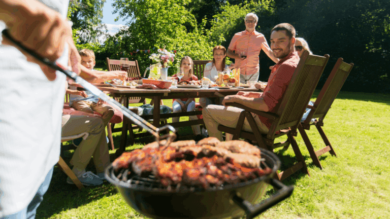 Personas cocinando al aire libre con barbacoa según tu estilo de cocinero