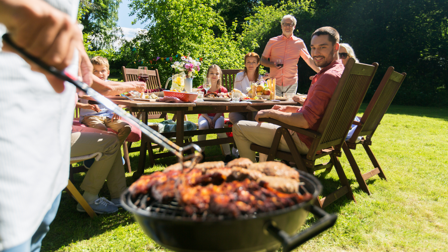 Personas cocinando al aire libre con barbacoa según tu estilo de cocinero