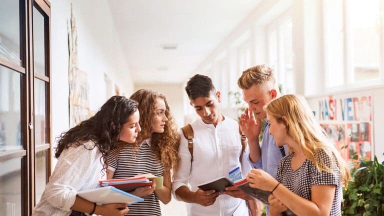 ¿Qué beneficios tiene un intercambio educativo para jóvenes?