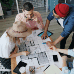 Ingenieros revisando planos y ofreciendo servicios de ingeniería especializados.