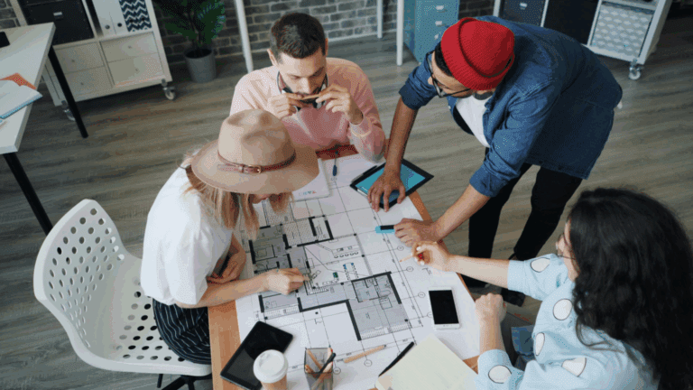 Ingenieros revisando planos y ofreciendo servicios de ingeniería especializados.