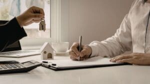 ¿Vale la pena contratar asesores inmobiliarios profesionales?