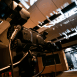 Montaje de servicios audiovisuales para eventos usando pantallas, sonido y luces.