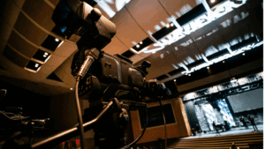 Montaje de servicios audiovisuales para eventos usando pantallas, sonido y luces.