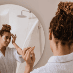 Adolescente cuidando su piel como parte del cuidado en la adolescencia